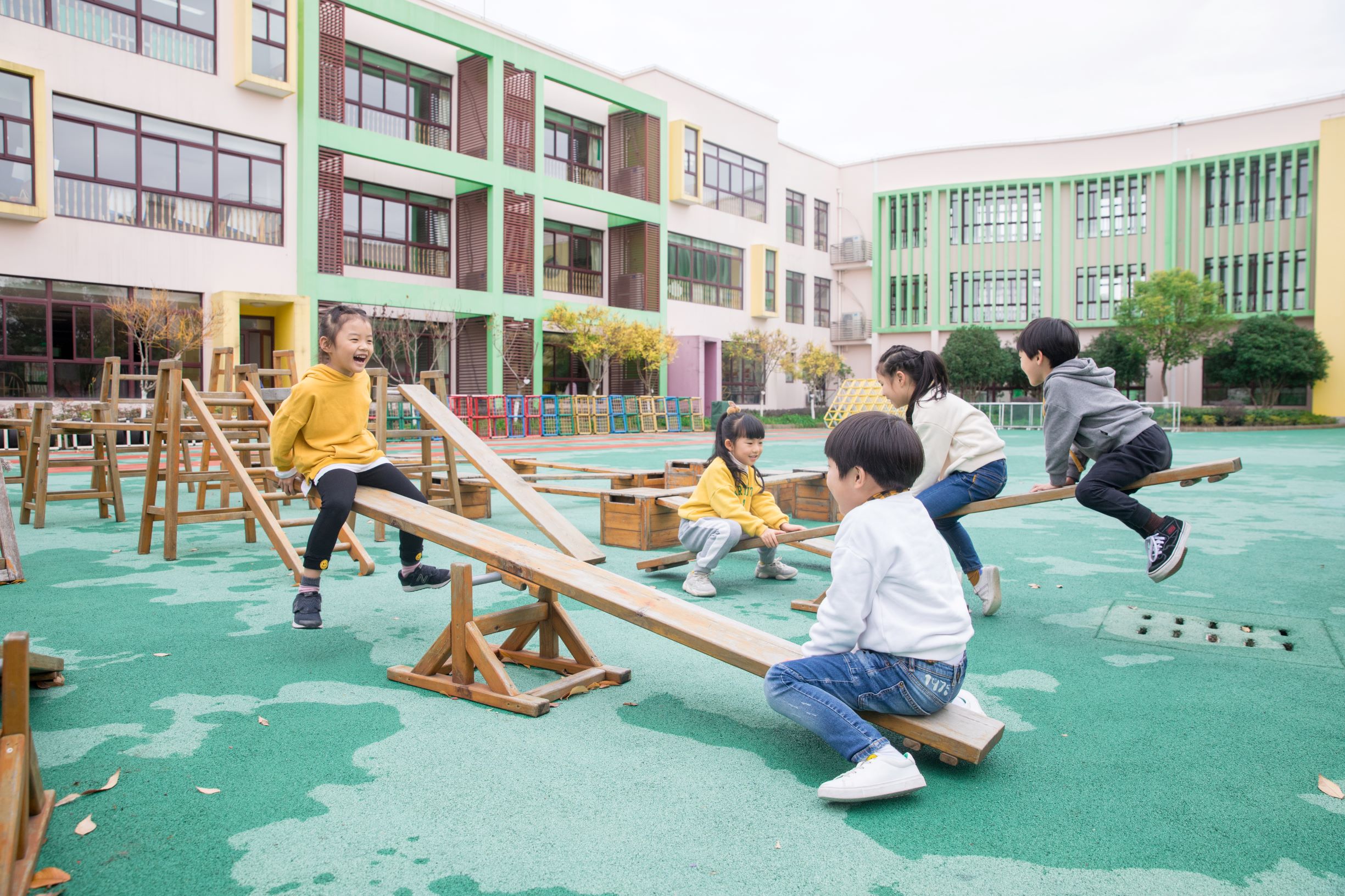 攝圖網_501111413_幼兒園兒童玩蹺蹺板（非企業商用）.jpg